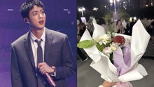 Jin BTS kể chuyện và tặng 4000 ARMY bó hoa tím tại sự kiện dành cho fan sau khi xuất ngũ