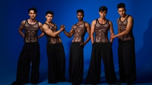 Dàn thí sinh Mister Vietnam 2024 nổi bật trên sàn diễn thời trang ở Singapore