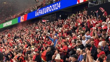 EURO trên từng cây số: Khi những bức tường đỏ phủ kín Dortmund