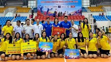 Huyền thoại Ngọc Hoa nhận thưởng nóng ngay sau chức vô địch, U40 vẫn khẳng định đẳng cấp với bóng chuyền Việt Nam