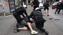 CĐV Anh và Serbia 'choảng nhau' đẫm máu tại EURO 2024 khiến cảnh sát chống bạo động phải vào cuộc