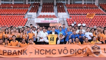 Cổ động viên vui mừng chào đón CLB bóng đá LPBank - HCMC trở về