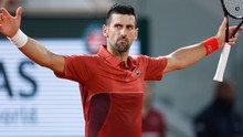 Djokovic đi tiếp một cách thần kỳ lúc 3 giờ sáng sau trận đấu đi vào lịch sử giải Pháp mở rộng