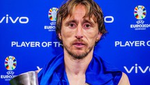 Người hâm mộ xót xa cho Modric, khóc mắt đỏ hoe vẫn phải lên nhận giải