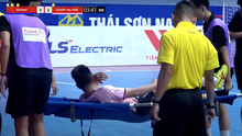 Chấn thương nặng, cầu thủ futsal rời sân trong nước mắt