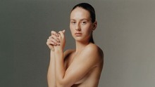 Trước thềm Wimbledon, ngôi sao quần vợt số 1 Ukraine tạo dáng ngực trần trên tạp chí Vogue