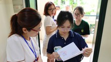Thí sinh Hà Nội làm thủ tục thi tốt nghiệp THPT 2024