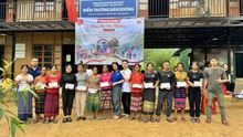 Trao 100 suất quà cho học sinh và người dân xã Tân Trạch, huyện Quảng Bình