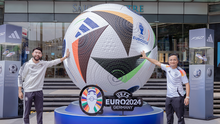 Quả bóng khổng lồ UEFA Euro 2024™ cao 2,2m, nặng 270kg chính thức xuất hiện tại Việt Nam