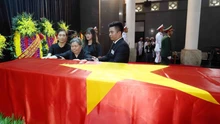 Cô giáo của Tổng Bí thư Nguyễn Phú Trọng ngồi xe lăn đến viếng học trò