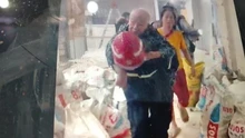 Hà Nội: Đưa cụ bà 92 tuổi ra khỏi khu vực cháy an toàn