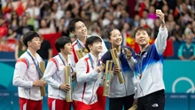 VĐV của Triều Tiên và Hàn Quốc chụp ảnh selfie trên bục nhận giải, CĐV khen ngợi: ‘Tinh thần thực sự của Olympic là đây’