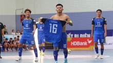 Cầu thủ futsal khóc nghẹn ngày chia tay sàn đấu