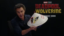 Đạo diễn Deadpool & Wolverine hào hứng khoe nón lá do fan Việt tặng