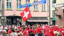 CĐV Thụy Sĩ nhuộm đỏ Dusseldorf trước trận đấu với Anh