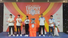 Quang Hải và Văn Thắng hâm nóng tour trưng bày cúp vô địch ASEAN Club Championship