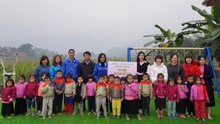 Diễn viên Lương Giang tiếp tục hành trình đem áo ấm đến vùng cao