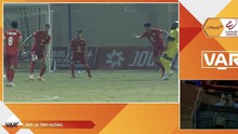 Cầu thủ V-League đạp chân thẳng vào ngực đối thủ nhưng thoát thẻ từ trọng tài FIFA dù VAR đã can thiệp