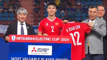 Xúc động hình ảnh đồng đội thay Xuân Son lên nhận cú đúp giải thưởng danh giá của AFF Cup 2024