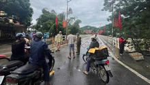 Ảnh hưởng bão số 10: Cấm người và phương tiện qua cầu Chiêm Hóa, Tuyên Quang