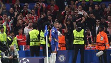 Sao Chelsea bị CĐV ném chai lọ, HLV Mourinho đứng ra giải cứu