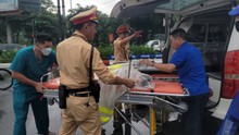 Cảnh sát giao thông Hà Nội kịp thời hỗ trợ 2 cháu bé đi cấp cứu an toàn trong ngập lụt