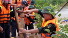 Vỡ đê bối sông Cầu tại Thái Nguyên, các lực lượng khẩn trương khắc phục