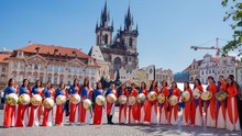 Tà áo dài Việt tỏa sắc giữa Praha trong “Thu trong nỗi nhớ”