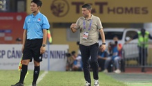 HLV Tây Ban Nha nói lý do nổi nóng với trọng tài V-League