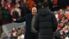 Arne Slot chỉ trích lối chơi 'đổ bê tông' của MU sau thất bại thứ tư liên tiếp của Liverpool