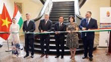 Chủ tịch Quốc hội Hungary cắt băng khai mạc triển lãm ảnh về Thành phố Hồ Chí Minh đầu thế kỷ XX