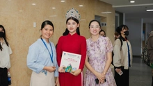 Hoa hậu Trần Thị Mỹ Linh xúc động khi về thăm trường cũ