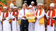 Hàng ngàn người dân, du khách nô nức tham dự Lễ hội Katê 2025