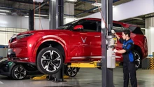 Vinfast và Honda hỗ trợ khách hàng sửa chữa xe hư hỏng vì mưa lũ