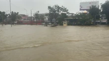 Huế: Nước dâng cao khiến nhiều khu vực bị cô lập, mất điện