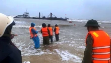 Cứu 6 thuyền viên gặp nạn trên vùng biển Quảng Trị