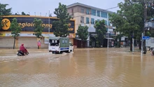 Lũ trên sông Hương xuống rất chậm, trung tâm TP Huế vẫn ngập sâu