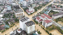 Trung tâm thành phố Huế vẫn ngập trong biển nước