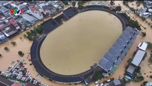 Sân vận động Tự do chìm trong biển nước sau trận mưa lũ lịch sử