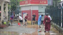 Người dân Huế khẩn trương dọn vệ sinh khi nước rút
