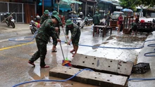 Các lực lượng vũ trang Đà Nẵng hỗ trợ người dân vùng cao dọn dẹp sau lũ
