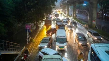 Người dân Hà Nội lại tiếp tục vật lộn trên các tuyến phố ngập sâu giờ cao điểm