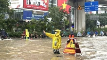 Hà Nội vận hành hết công suất các trạm bơm đầu mối để thoát nước