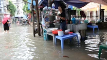 Người dân Hà Nội vất vả mưu sinh trong cảnh ngập lụt