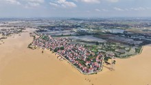 Hình ảnh nước sông Cầu dâng cao, nhiều xã chìm trong biển nước, người dân di dời tài sản
