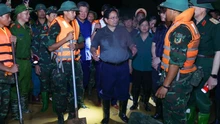 Trong đêm, Thủ tướng Phạm Minh Chính kiểm tra công tác ứng phó mưa lũ tại vùng ven sông của Hà Nội