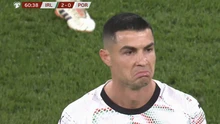 Ronaldo chỉ thiếu mỗi... 'cắn người'