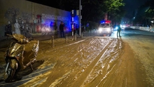 Hà Nội: Làm rõ nguyên nhân bùn nhão tràn trên đường khiến người đi xe máy trượt ngã