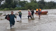 Quân đội bằng mọi biện pháp tiếp cận khu vực dân cư bị cô lập do ngập lụt, sạt lở đất