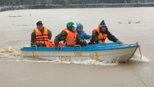 Khánh Hòa ứng cứu, di dời người dân các nơi nguy cơ sạt lở, ngập lụt